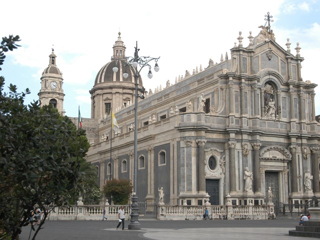 Panoramica di Piazza Duomo.jpg